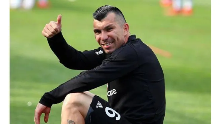 Medel sonriente en el entrenamiento del Besiktas