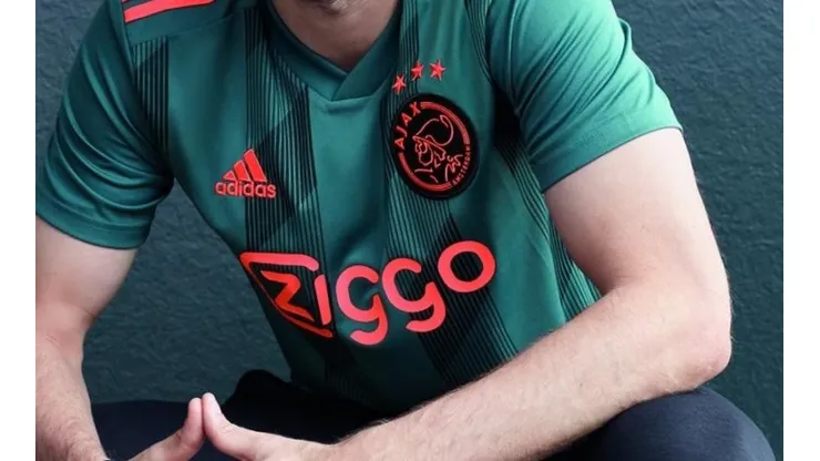 Ajax presenta su lujosa nueva camiseta de visitante