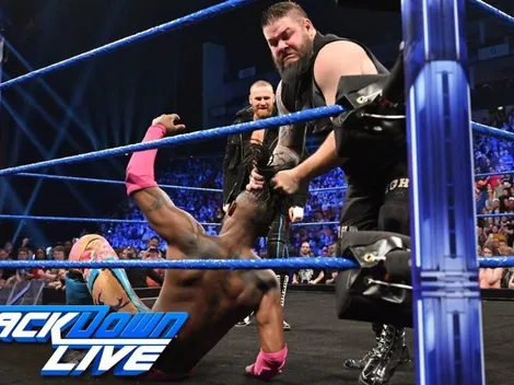 Sami Zayn se une a Kevin Owens para destruir a Kofi Kingston