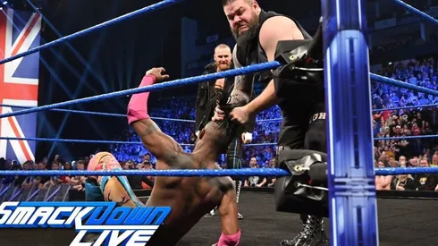 Sami Zayn se une a Kevin Owens para destruir a Kofi Kingston