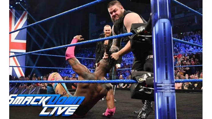 Sami Zayn se une a Kevin Owens para destruir a Kofi Kingston
