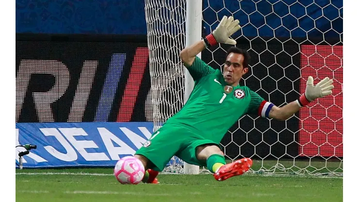 Claudio Bravo jugó su último partido por la selección en octubre de 2017