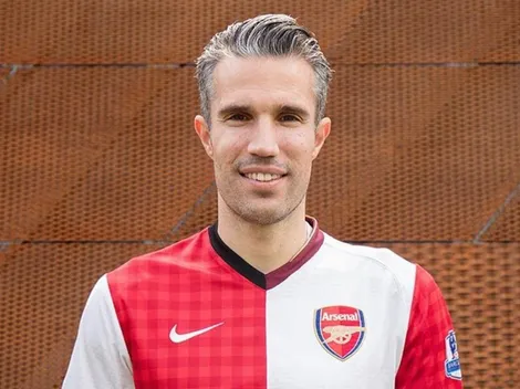 Van Persie recibe una hermosa camiseta con todos los clubes donde jugó