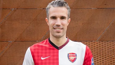 Van Persie recibe una hermosa camiseta con todos los clubes donde jugó