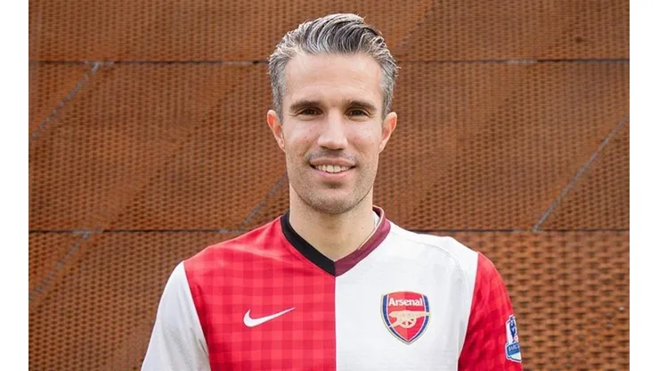 Van Persie recibe una hermosa camiseta con todos los clubes donde jugó