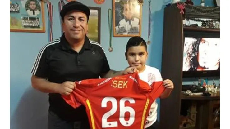 Papa e hijo con la camiseta de Unión Española