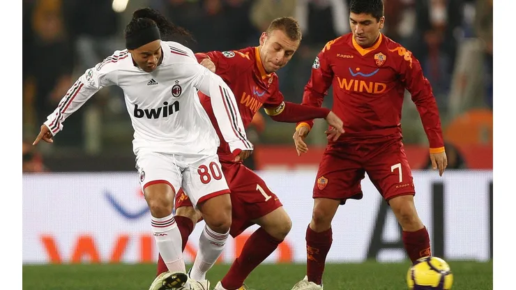 De Rossi y Pizarro coincidieron en el mediocampo de la Roma