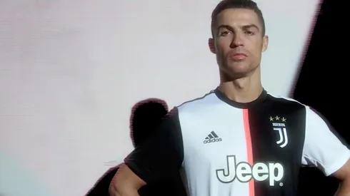 Cristiano Ronaldo posa orgulloso con la nueva maglia de la Juve. Polémica
