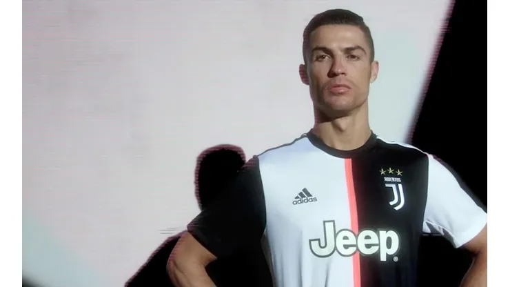 Cristiano Ronaldo posa orgulloso con la nueva maglia de la Juve. Polémica