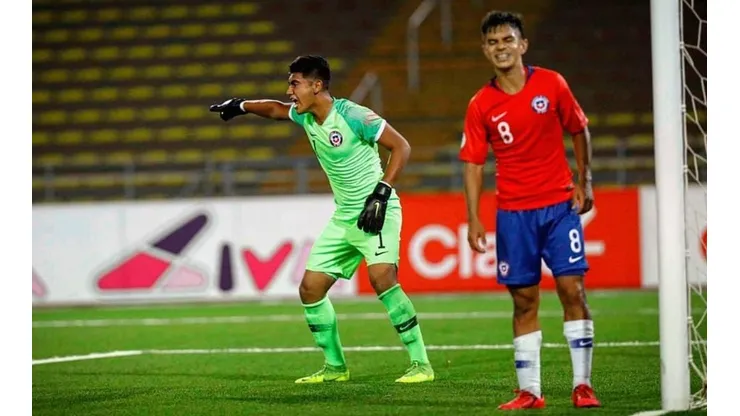 Julio Fierro defendiendo la Roja