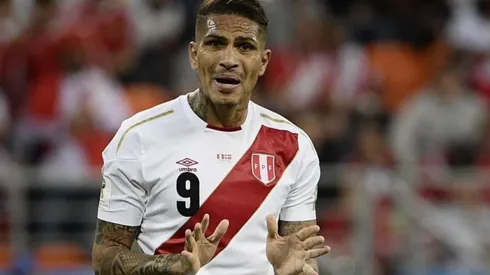 Paolo Guerrero por la selección de Perú