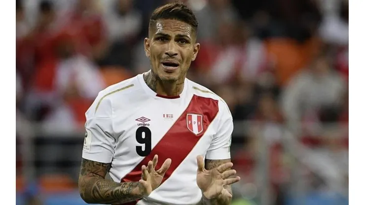 Paolo Guerrero por la selección de Perú