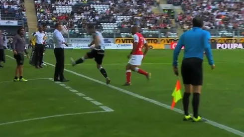 El balón le pegó de lleno al técnico Lito Vidigal