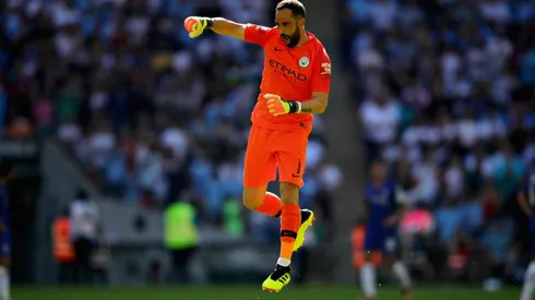 Claudio Bravo se acerca a Vidal como el chileno más con más títulos