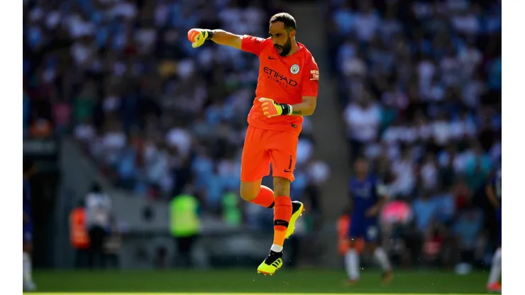 Claudio Bravo se acerca a Vidal como el chileno más con más títulos