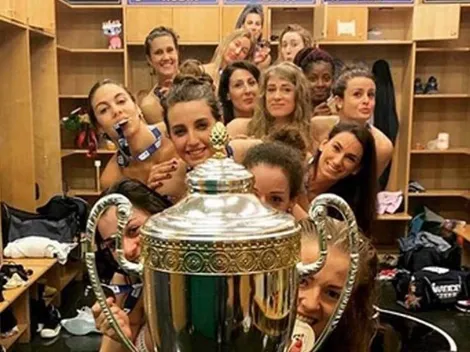 Campeonas italianas de voleibol celebraron desnudas junto al trofeo
