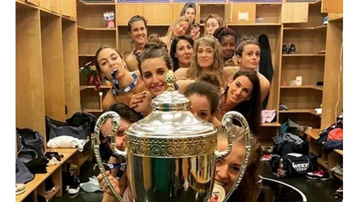 Campeonas italianas de voleibol celebraron desnudas junto al trofeo