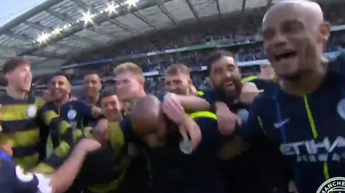 Claudio Bravo apareció con todo el plantel del City para celebrar