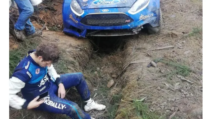 Pedro Heller junto a su coche