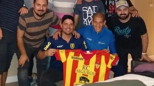 Alejandro Camargo, sus amigos y la camiseta de Murialdo de Guaymallén