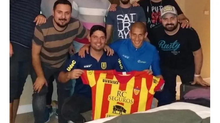 Alejandro Camargo, sus amigos y la camiseta de Murialdo de Guaymallén