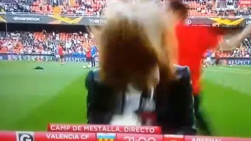 El duro pelotazo que se llevó Mónica Benavent en vivo.