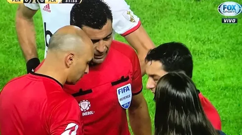 Deischler (izquierda) habla con el lesionado Retamal (derecha)