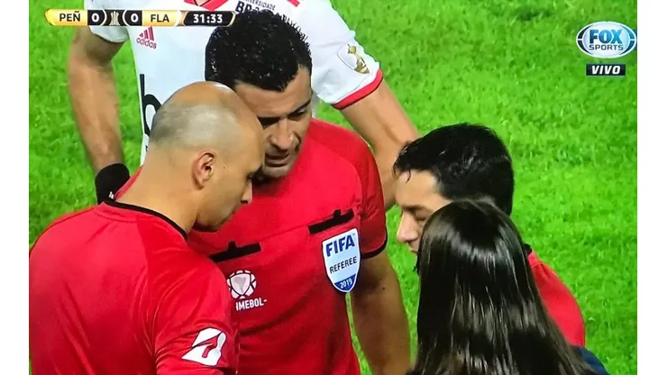 Deischler (izquierda) habla con el lesionado Retamal (derecha)