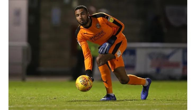 Swindon Town corta definitivamente al chileno.