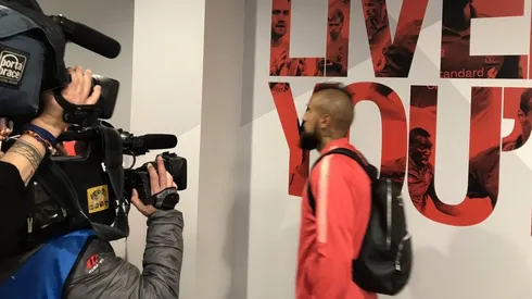 El Rey Arturo se retiró en silencio y con cara de dolor.