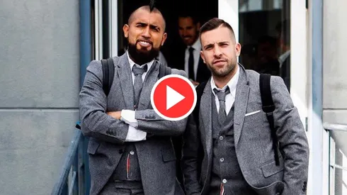 Vidal llegó con un elegante terno a Anfield Road