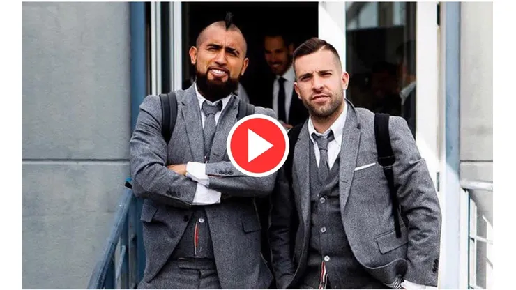 Vidal llegó con un elegante terno a Anfield Road