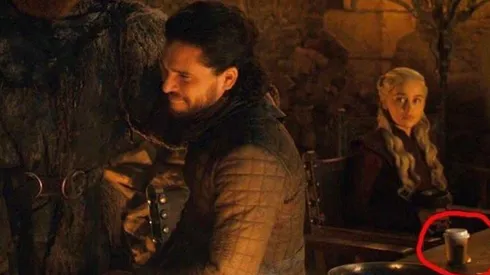 Un vaso de café se cuela en la cuarto episodio de Game Of Thrones