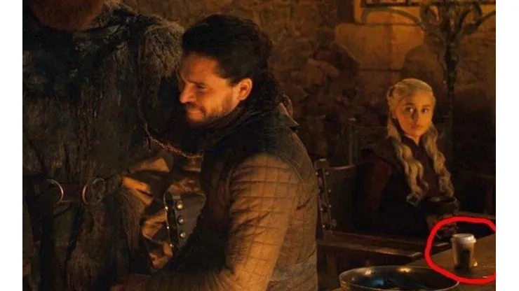 Un vaso de café se cuela en la cuarto episodio de Game Of Thrones