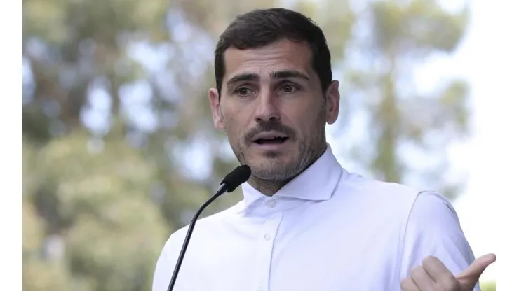 Casillas en la salida del hospital en Porto