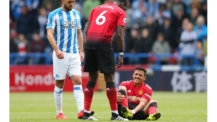El momento en el que Pogba asiste a un lesionado Sánchez