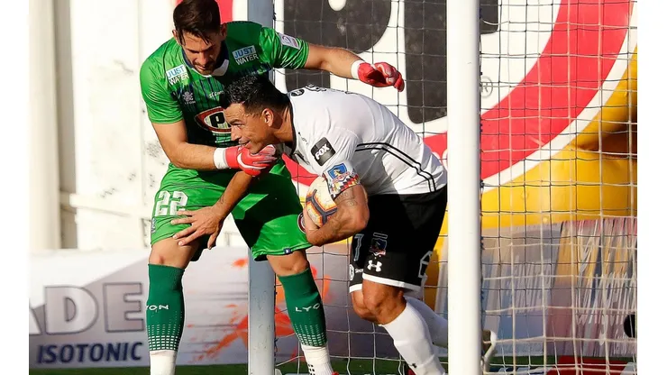Paredes corriendo tras anotar de penal