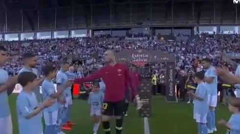 El momento del recibimiento de los futbolistas del Celta al campeón