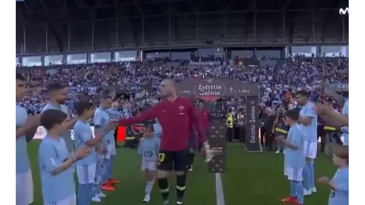 El momento del recibimiento de los futbolistas del Celta al campeón