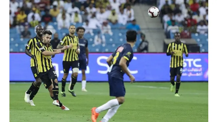 El zurdazo de Villanueva va al encuentro de Prijovic en el estadio Rey Fahd
