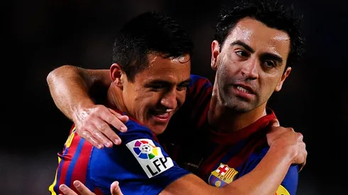 Abrazo fraternal de Alexis Sánchez y Xavi