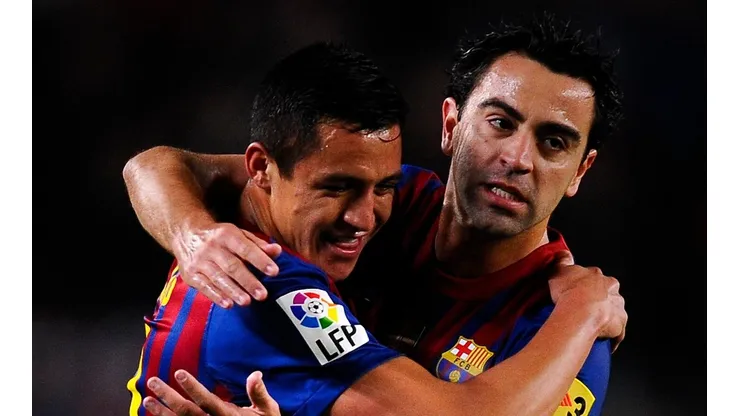 Abrazo fraternal de Alexis Sánchez y Xavi