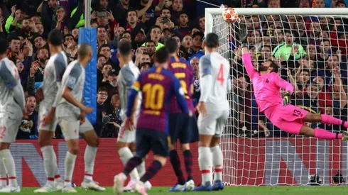 Alisson se estiró cuan largo es para salir en la foto cerca del tremendo balón que le metió Messi