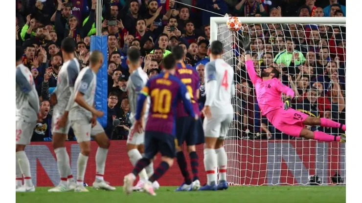 Alisson se estiró cuan largo es para salir en la foto cerca del tremendo balón que le metió Messi