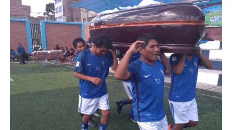 El equipo campeón dando la vuelta olímpica