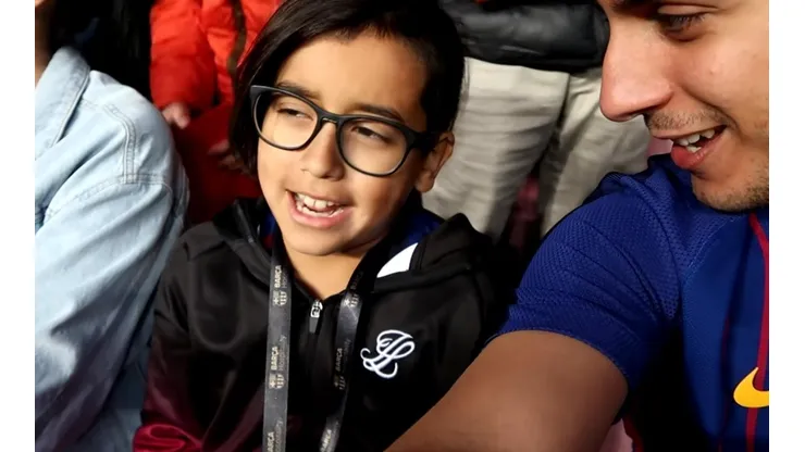 Monito Vidal disfruta en Camp Nou el partidazo de su padre
