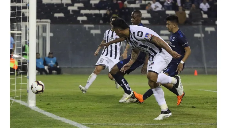 Esteban Paredes estuvo así de cerca de anotar en el Monumental