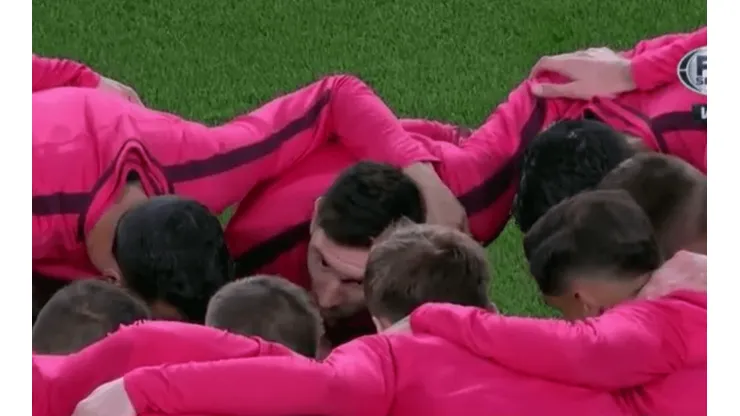 Lionel Messi se dirigió intensamente a sus compañeros antes del partido