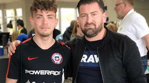 Esteban Mora, junto a su padre Carlos, está orgulloso de haberse sumado a la Roja