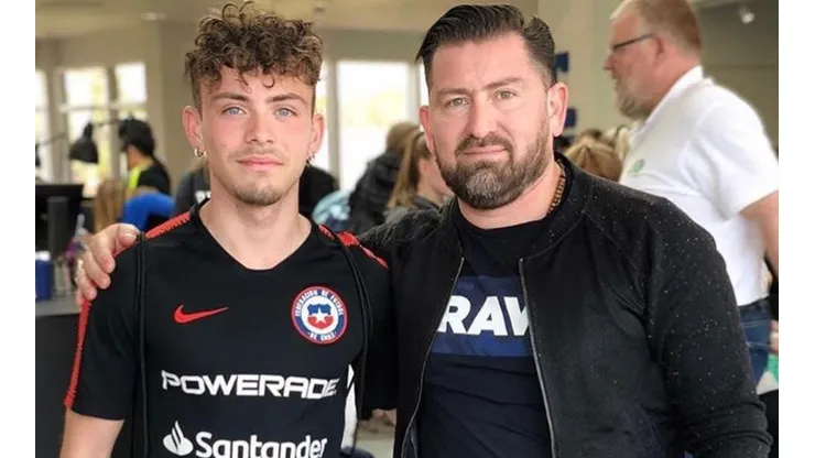Esteban Mora, junto a su padre Carlos, está orgulloso de haberse sumado a la Roja